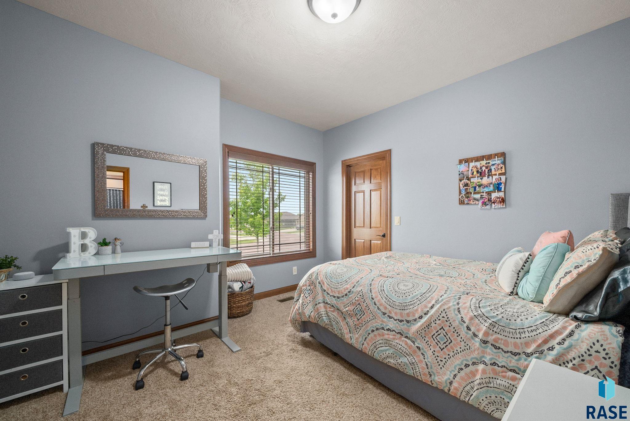 Single Family Residence in Sioux Falls SD 1316 S Monticello Ct Court 17.jpg