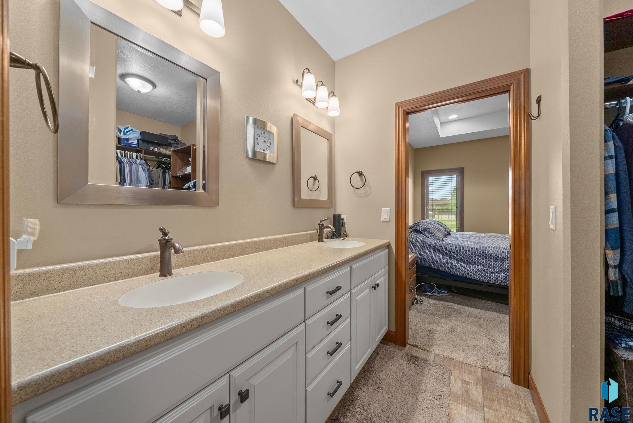 Single Family Residence in Sioux Falls SD 1316 S Monticello Ct Court 14.jpg