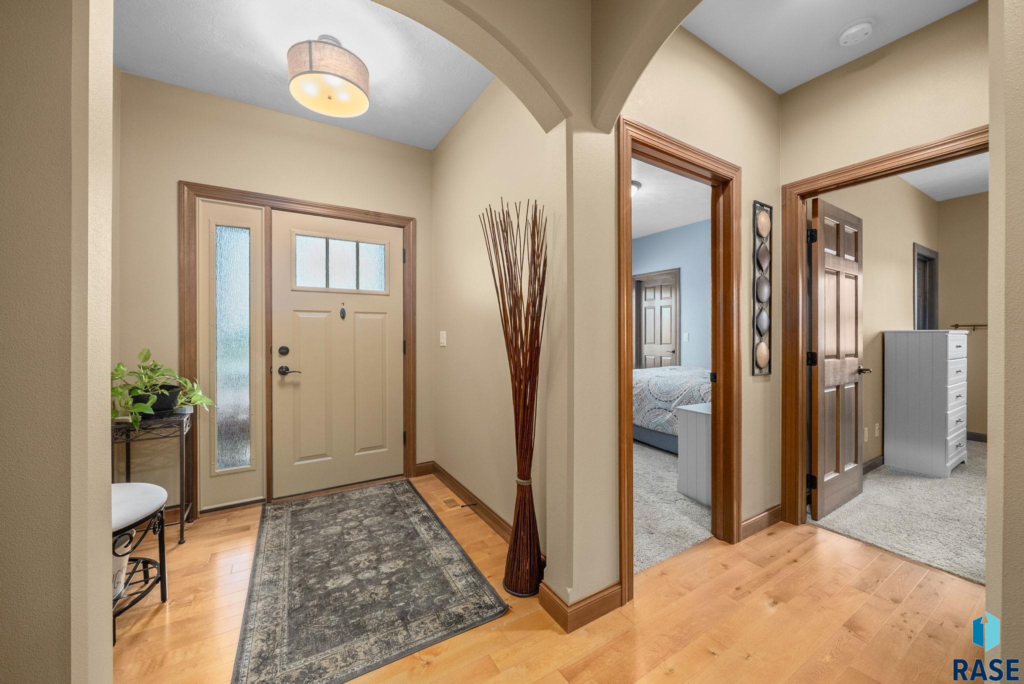 Single Family Residence in Sioux Falls SD 1316 S Monticello Ct Court 1.jpg