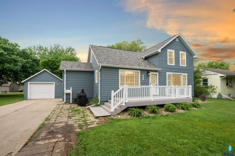 Single Family Residence in Beresford SD 405 S 2nd St Street.jpg