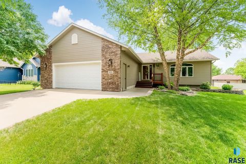 Single Family Residence in Brandon SD 505 N Oak Ridge Rd Road.jpg