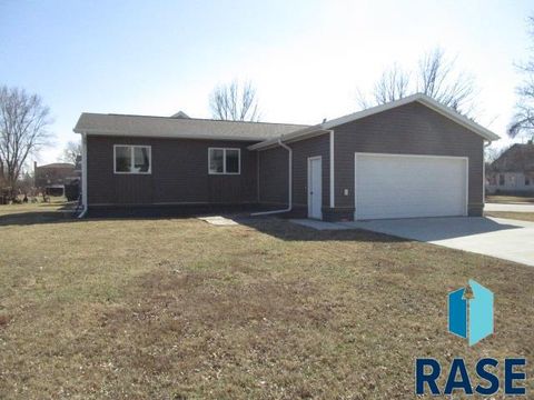 Single Family Residence in Salem SD 630 N Nebraska St Street.jpg