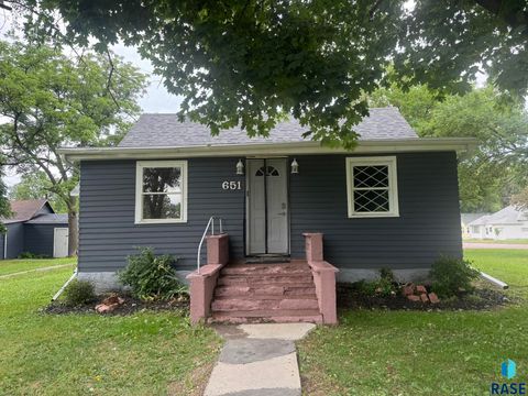 Single Family Residence in Canistota SD 651 N 5th Ave Avenue.jpg