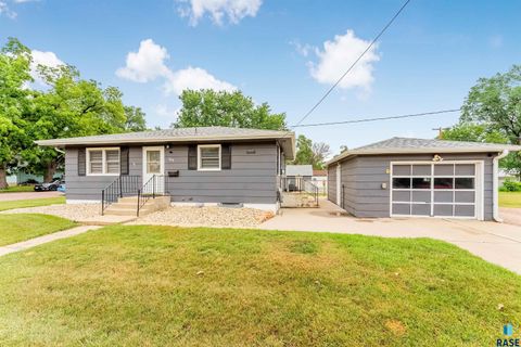 Single Family Residence in Canton SD 320 W 9th St Street.jpg