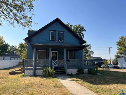 Single Family Residence in Flandreau SD 412 S Wind St Street.jpg