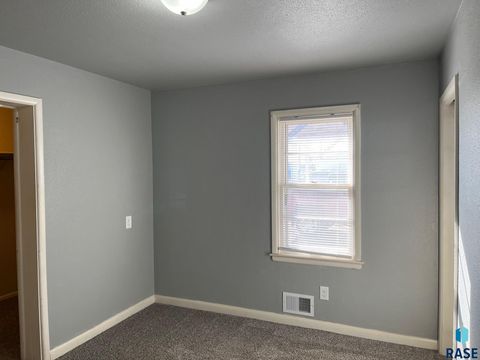 Single Family Residence in Canton SD 115 S Blair Ave Avenue 11.jpg