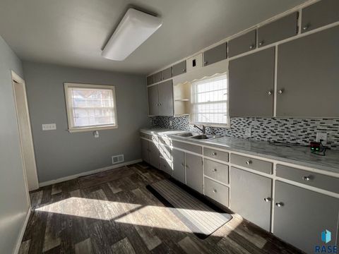 Single Family Residence in Canton SD 115 S Blair Ave Avenue 8.jpg