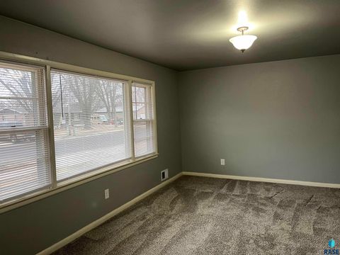 Single Family Residence in Canton SD 115 S Blair Ave Avenue 6.jpg