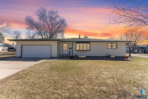 Single Family Residence in Pipestone SD 111 4th Ave SW Avenue.jpg