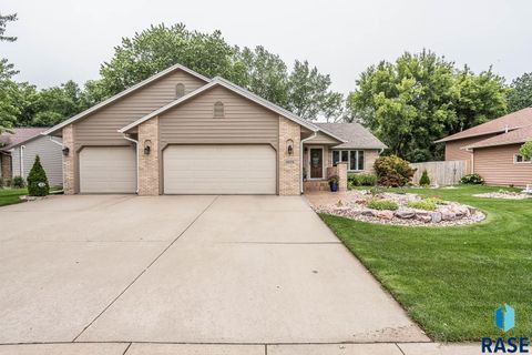 Single Family Residence in Brandon SD 1005 S Parkview Blvd Boulevard.jpg