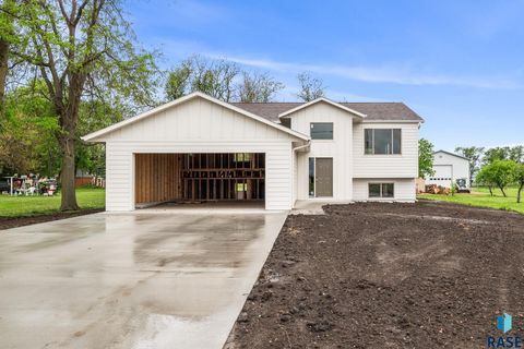 Single Family Residence in Canistota SD 851 N 4th Ave Avenue.jpg