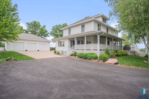 Single Family Residence in Luverne MN 102 S Walnut Ave Avenue.jpg