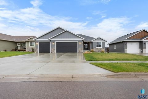 Single Family Residence in Sioux Falls SD 3816 S Home Plate Ave Avenue.jpg
