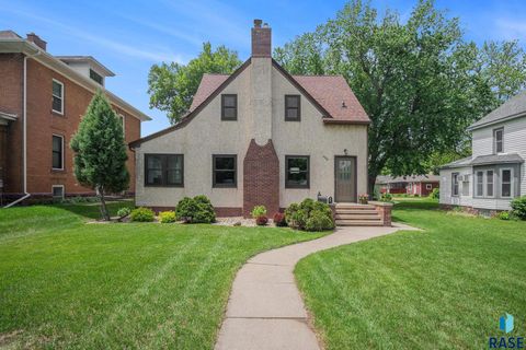Single Family Residence in Luverne MN 609 N Freeman Ave Avenue.jpg