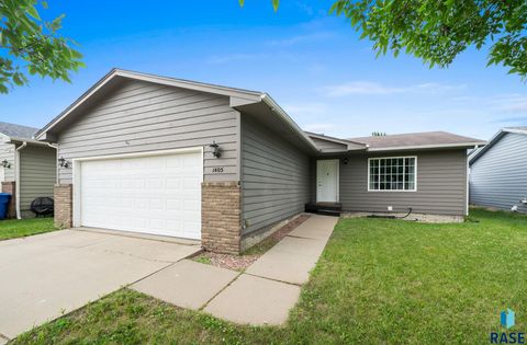 Single Family Residence in Sioux Falls SD 1405 E 71st St N Street.jpg