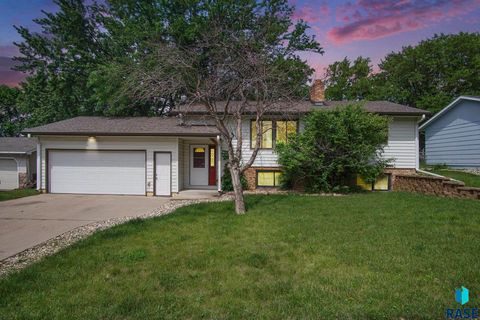 Single Family Residence in Sioux Falls SD 204 E Lotta St Street.jpg