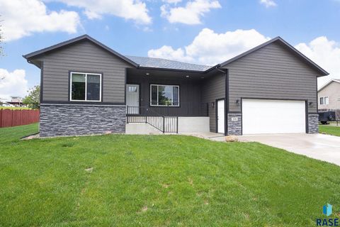 Single Family Residence in Luverne MN 208 W Veterans Dr Drive.jpg
