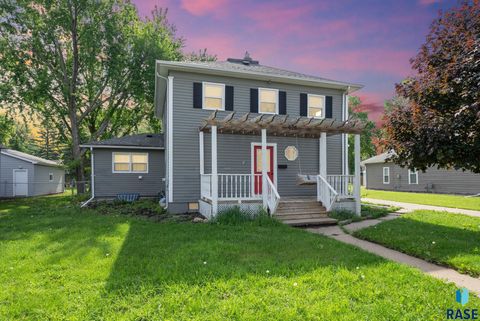 Single Family Residence in Beresford SD 606 N 3rd St Street.jpg