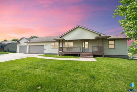 Single Family Residence in Crooks SD 301 W 6th St Street.jpg
