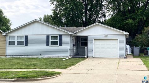 Single Family Residence in Sioux Falls SD 4013 E 21st St Street.jpg