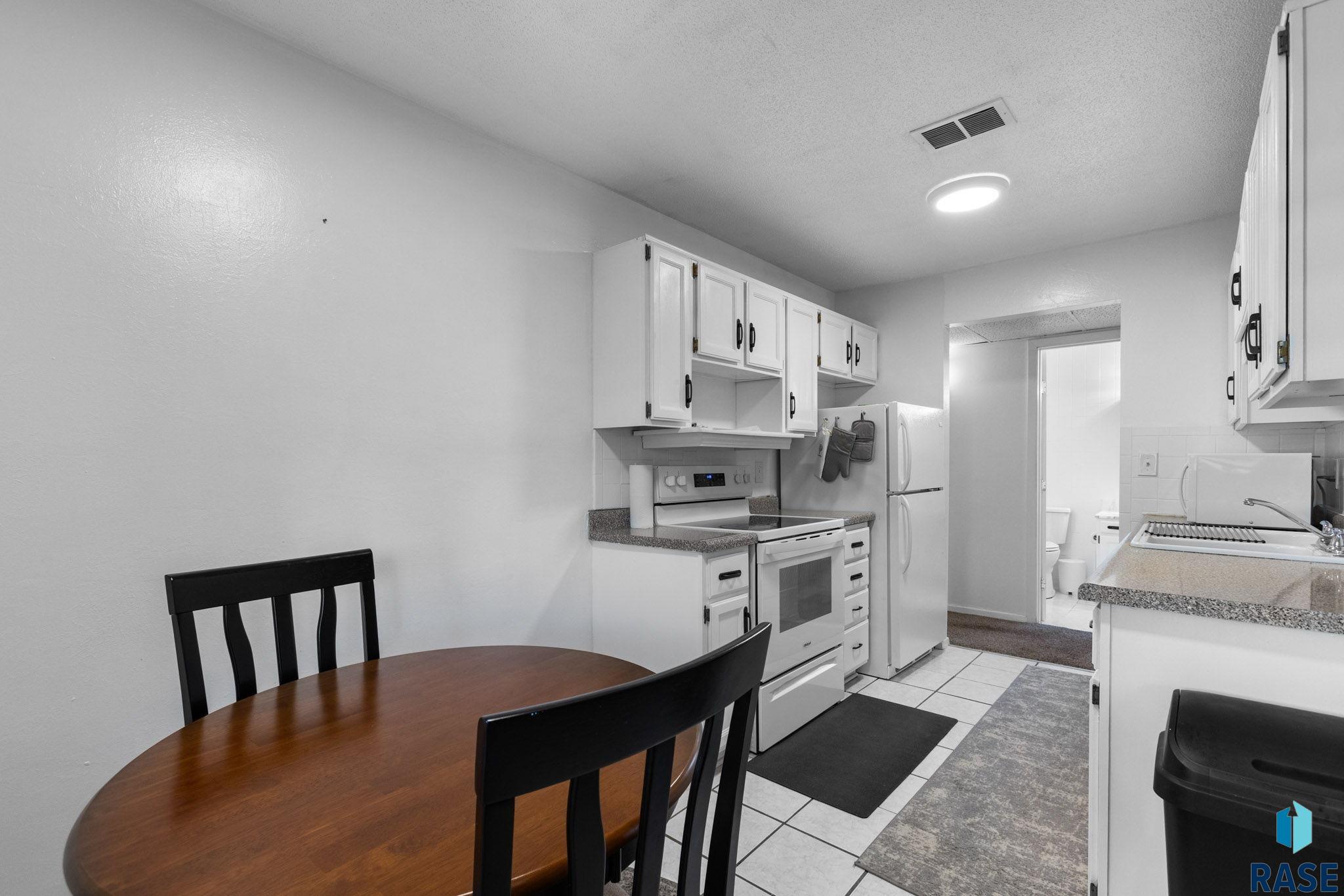 Condominium in Sioux Falls SD 3552 S Gateway Blvd Boulevard #102 6.jpg
