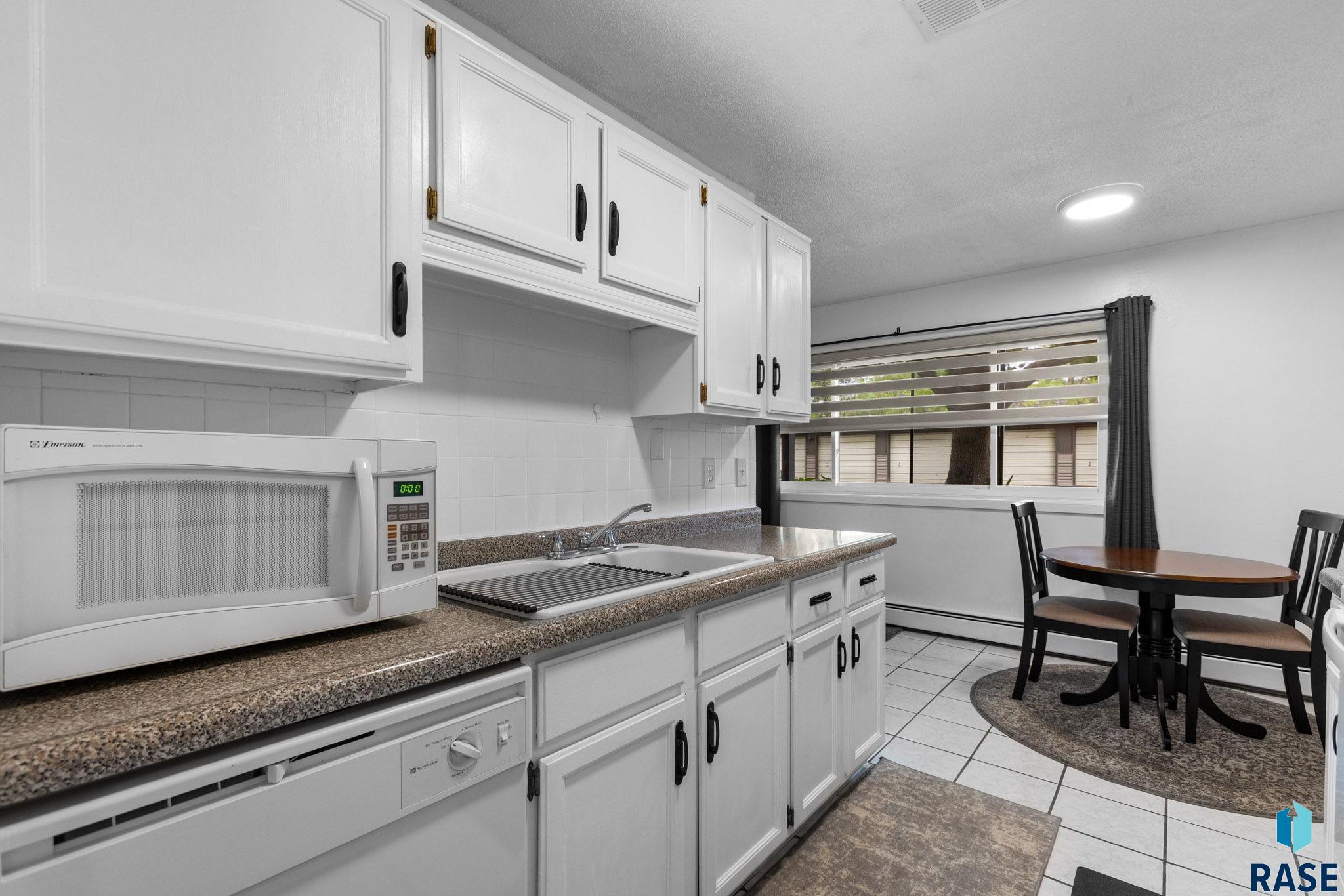 Condominium in Sioux Falls SD 3552 S Gateway Blvd Boulevard #102 2.jpg
