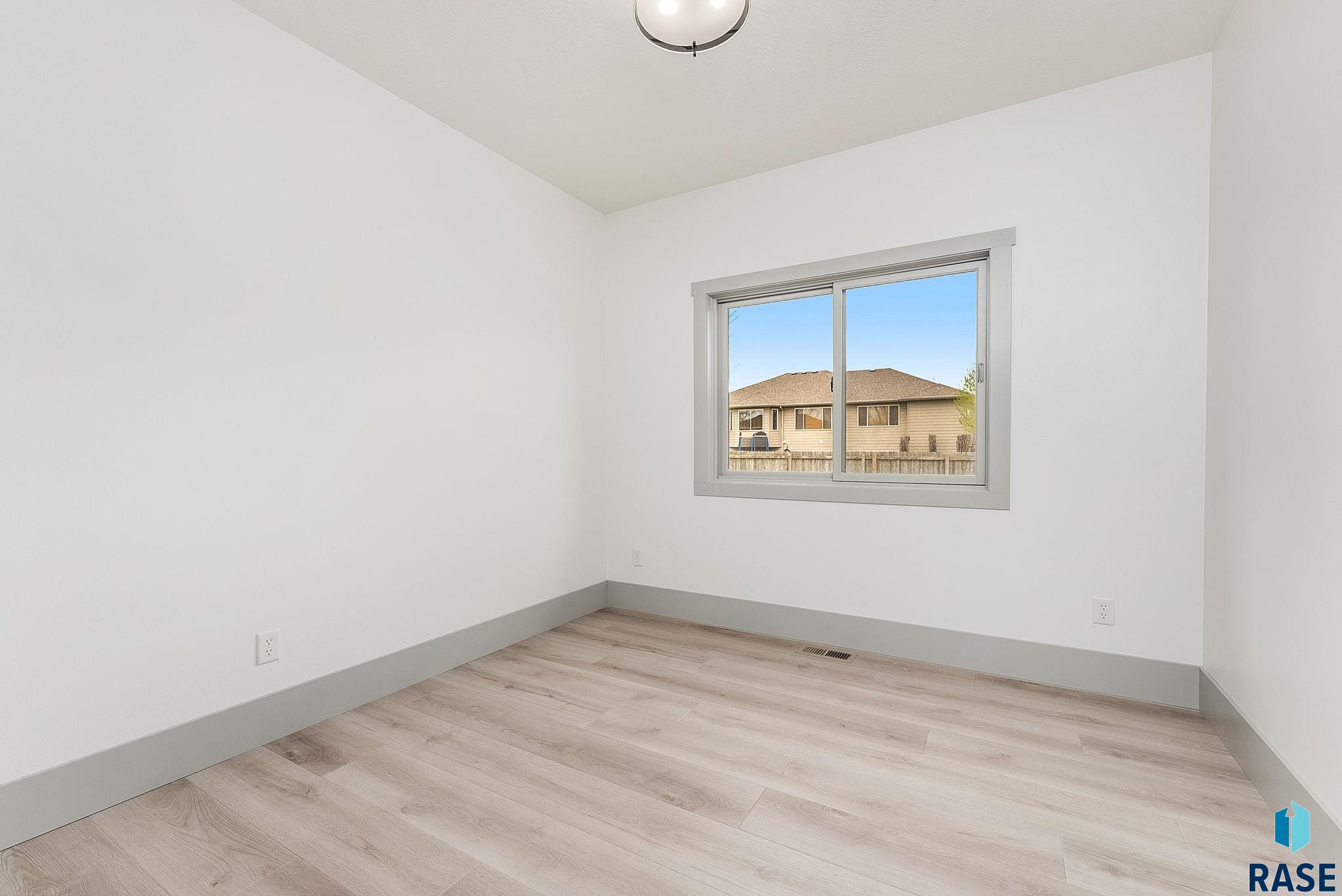 Single Family Residence in Sioux Falls SD 5109 Manchester Ct Court 15.jpg