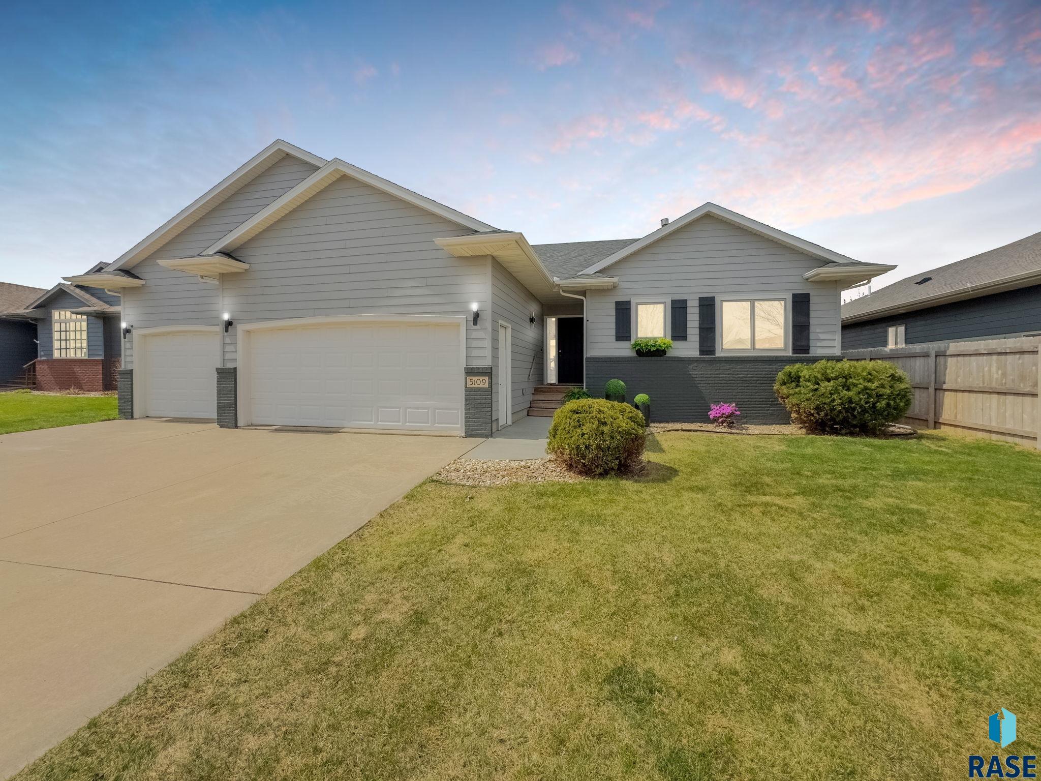 Single Family Residence in Sioux Falls SD 5109 Manchester Ct Court 1.jpg