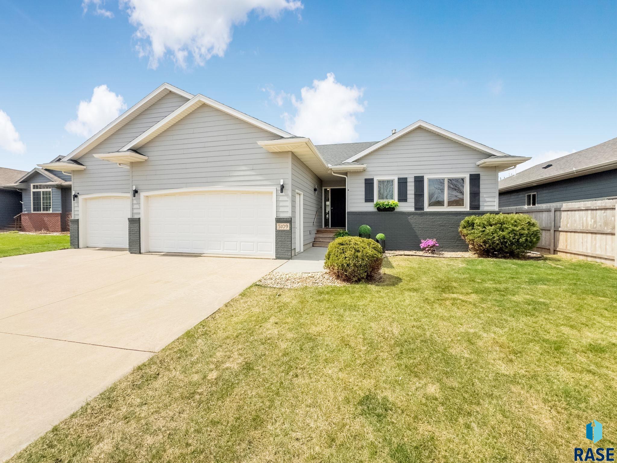Single Family Residence in Sioux Falls SD 5109 Manchester Ct Court 24.jpg