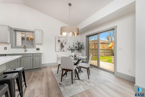 Single Family Residence in Sioux Falls SD 5109 Manchester Ct Court 3.jpg