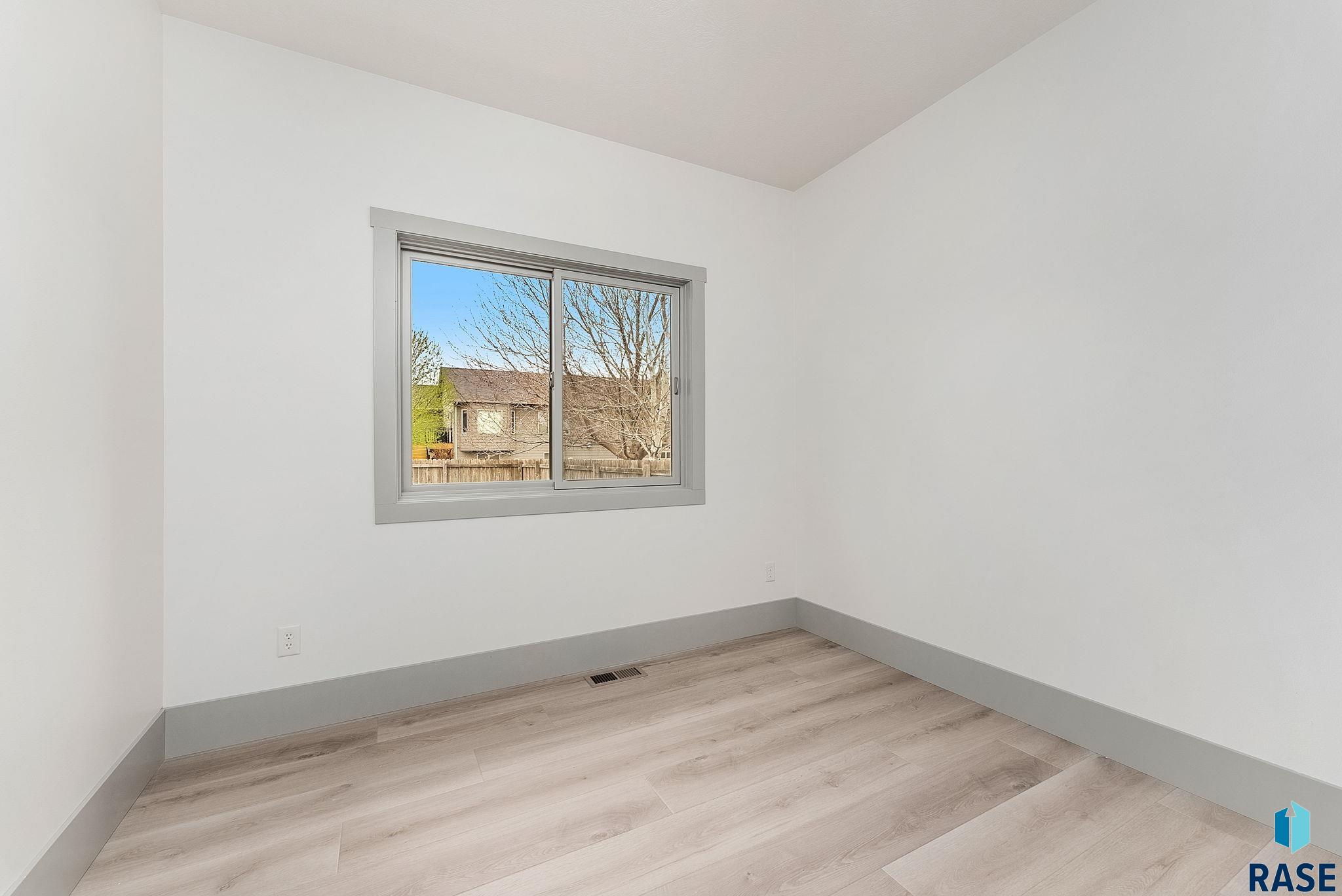 Single Family Residence in Sioux Falls SD 5109 Manchester Ct Court 13.jpg