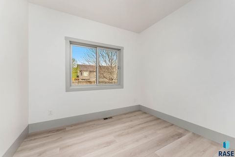 Single Family Residence in Sioux Falls SD 5109 Manchester Ct Court 13.jpg