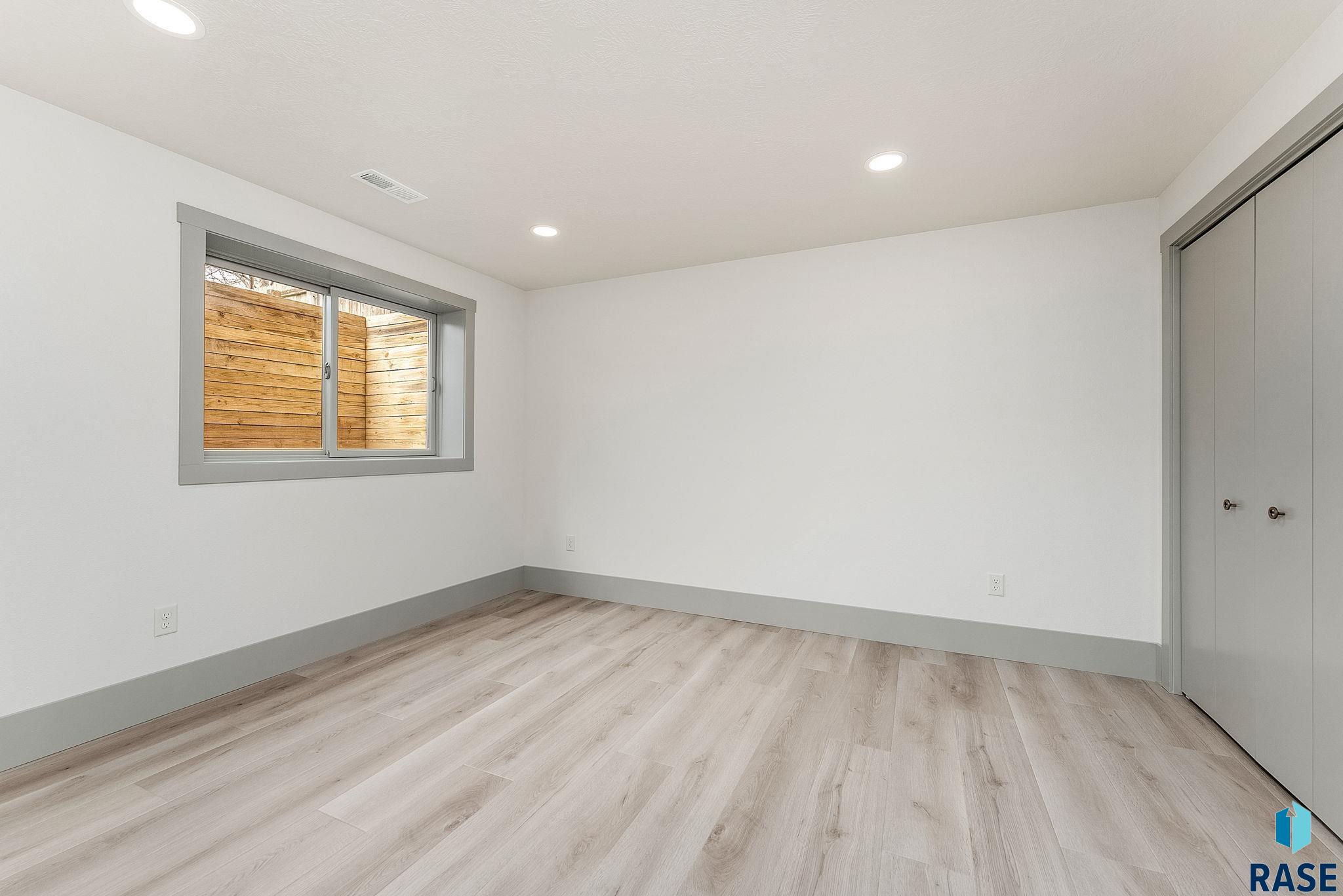 Single Family Residence in Sioux Falls SD 5109 Manchester Ct Court 21.jpg