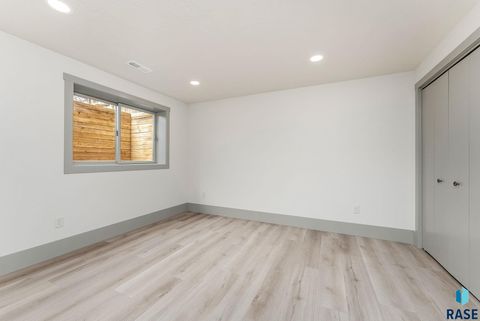 Single Family Residence in Sioux Falls SD 5109 Manchester Ct Court 21.jpg