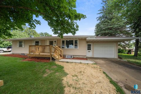 Single Family Residence in Canton SD 928 E 4th St Street.jpg