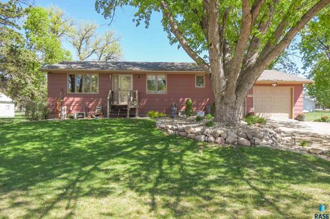 Single Family Residence in Bridgewater SD 710 E 4th St Street.jpg