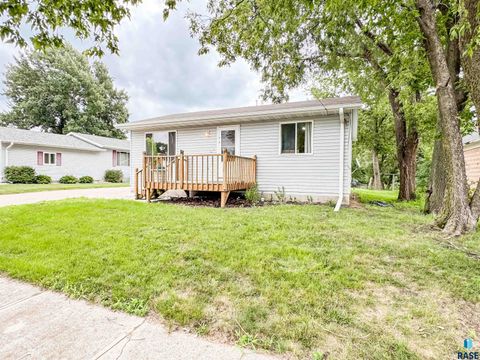 Single Family Residence in Canton SD 614 S Main Ave Avenue.jpg