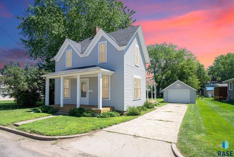 Single Family Residence in Canton SD 422 S Cedar St Street.jpg