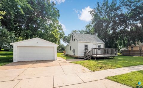 Single Family Residence in Brandon SD 312 S 1st Ave Avenue.jpg