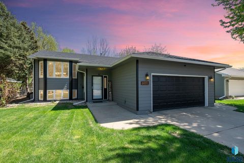 Single Family Residence in Sioux Falls SD 1604 S Hillview Rd Road.jpg