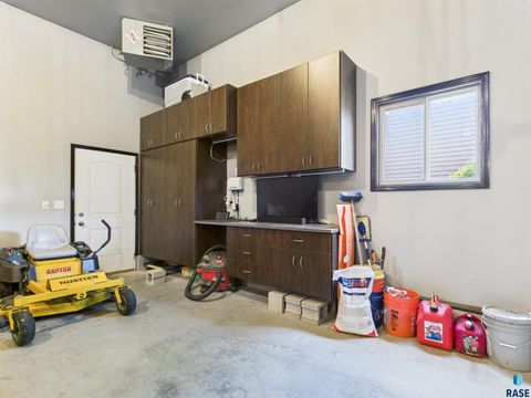 Single Family Residence in Sioux Falls SD 1100 S Discovery Ave Avenue 30.jpg