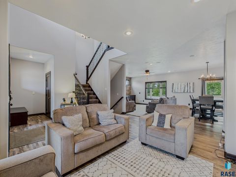 Single Family Residence in Sioux Falls SD 1100 S Discovery Ave Avenue 4.jpg