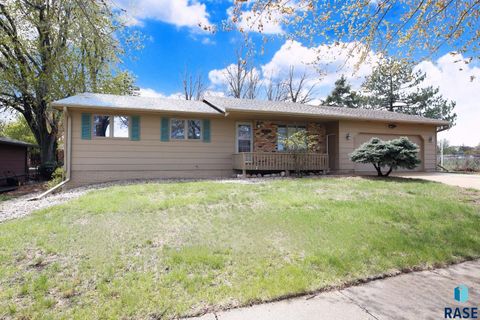 Single Family Residence in Sioux Falls SD 4301 E 19TH St Street.jpg