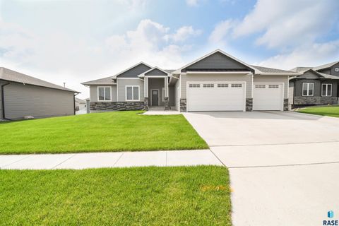 Single Family Residence in Sioux Falls SD 4204 N Interlachen Trl Trail.jpg