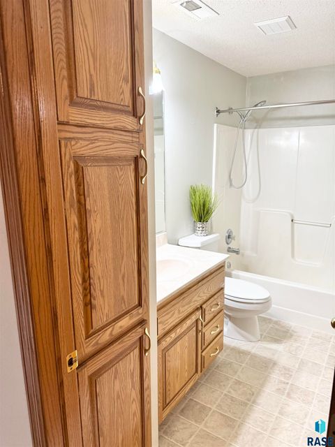 Townhouse in Sioux Falls SD 1805 E 57th St Street 38.jpg