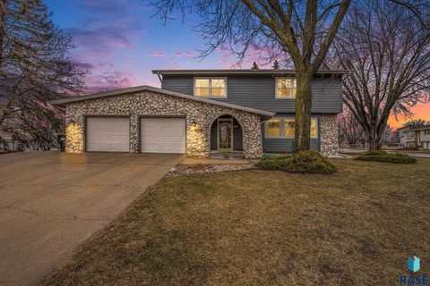 Single Family Residence in Sioux Falls SD 4001 E 15th St Street.jpg