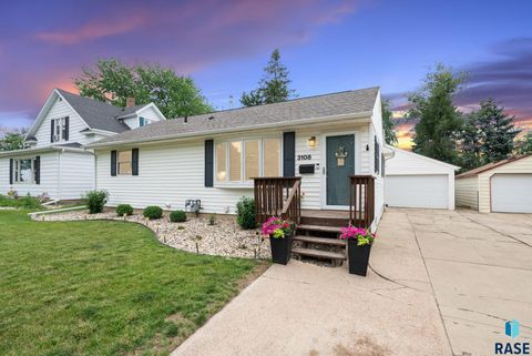 Single Family Residence in Sioux Falls SD 3108 E 15th St Street.jpg