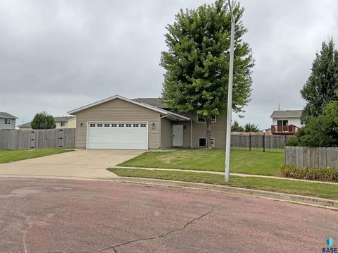 Single Family Residence in Sioux Falls SD 3901 N Briggs Cir Circle.jpg