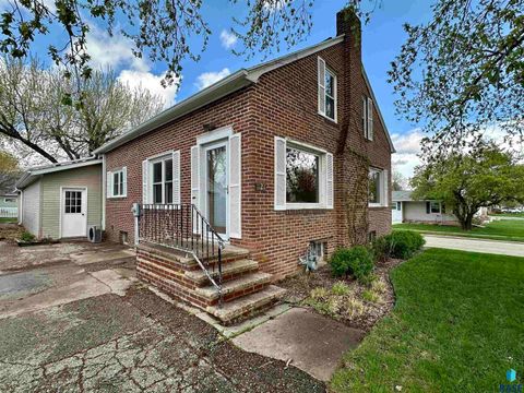 Single Family Residence in Luverne MN 121 E Barck Ave Avenue.jpg