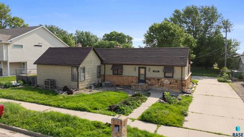 Single Family Residence in Sioux Falls SD 3208 S Elmwood Ave Avenue.jpg